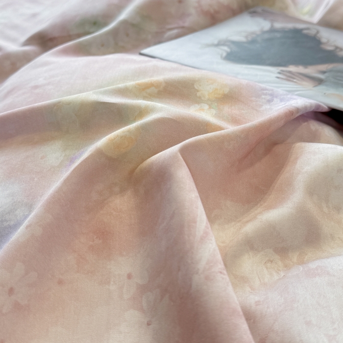 91家纺网 家纺一手货源 找家纺 芊寻家居 2025春夏新款50支莱赛尔天丝贡缎数码印花麻绳款四件套高端礼盒 漫野粉