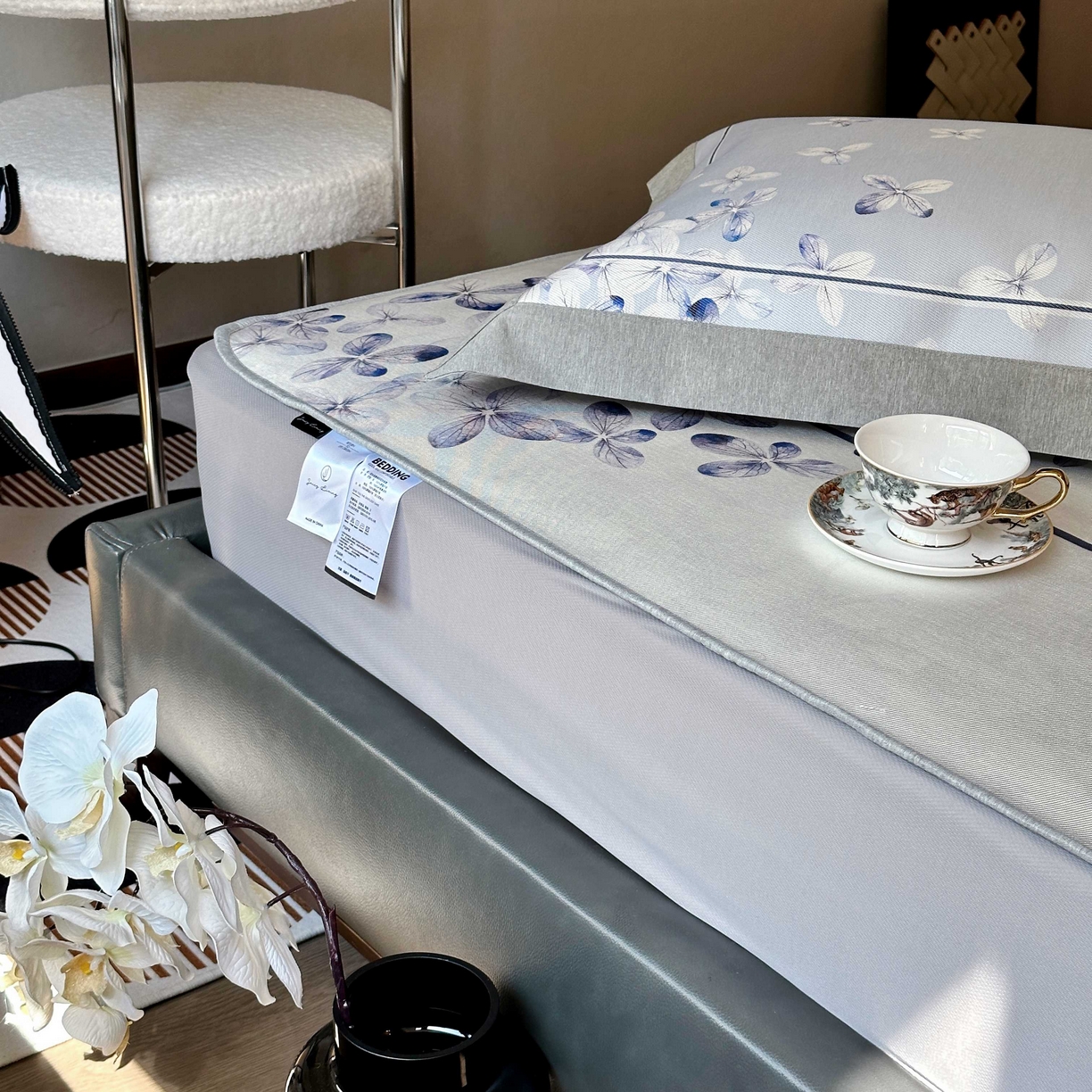 91家纺网 家纺一手货源 找家纺 JUICY 橘滋家纺 2025新款夏日高端轻奢数码冰丝奢简高级凉席床笠 爱琴海微风