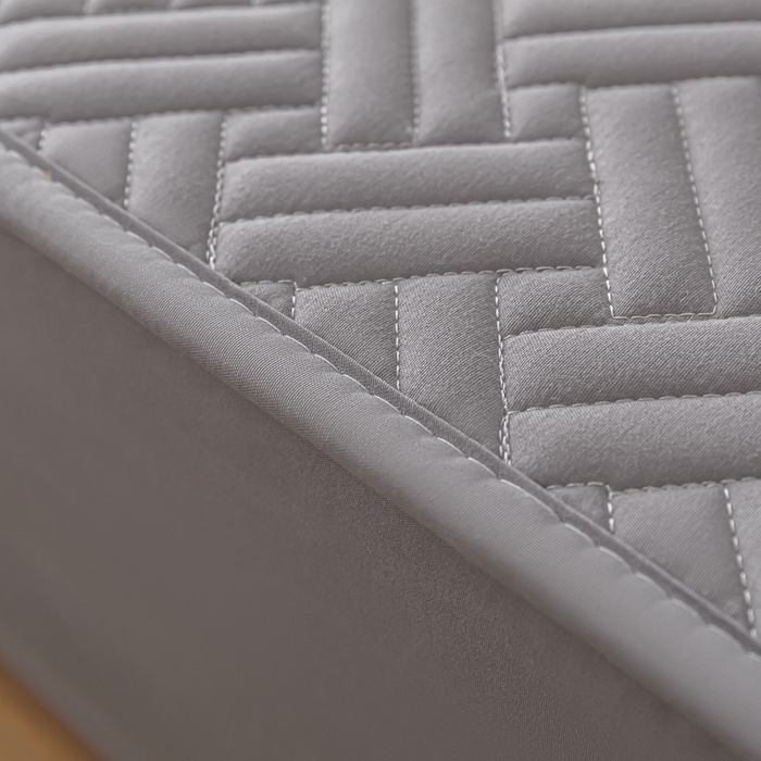 91家纺网 家纺一手货源 找家纺 欧邦 2025新款四季款纯色水洗棉夹棉床笠床垫保护罩-场景一 条格-中灰