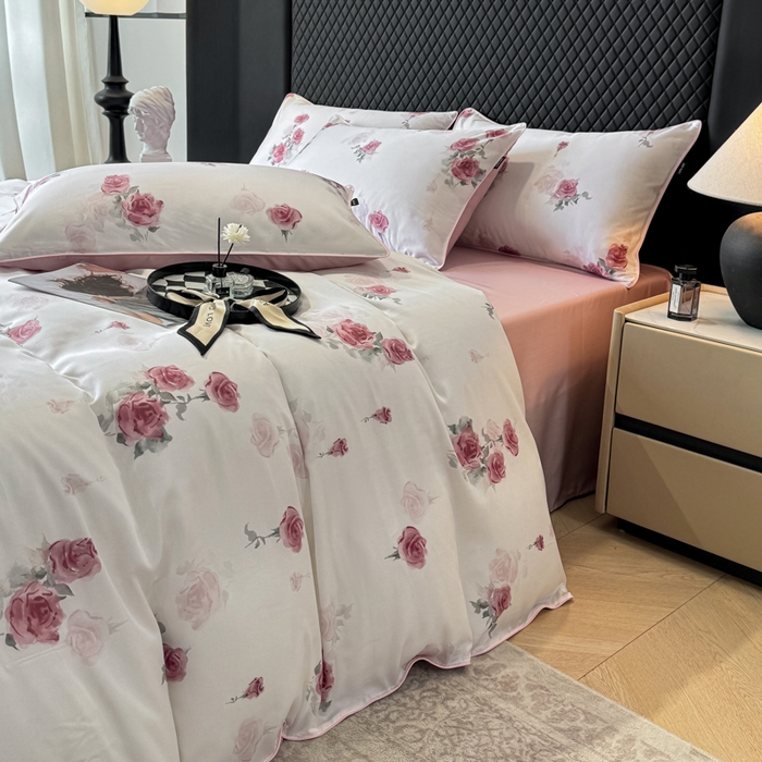 91家纺网 家纺一手货源 找家纺 芊寻家居 2025春夏新款50支莱赛尔天丝贡缎数码印花麻绳款四件套高端礼盒 玫瑰雅韵