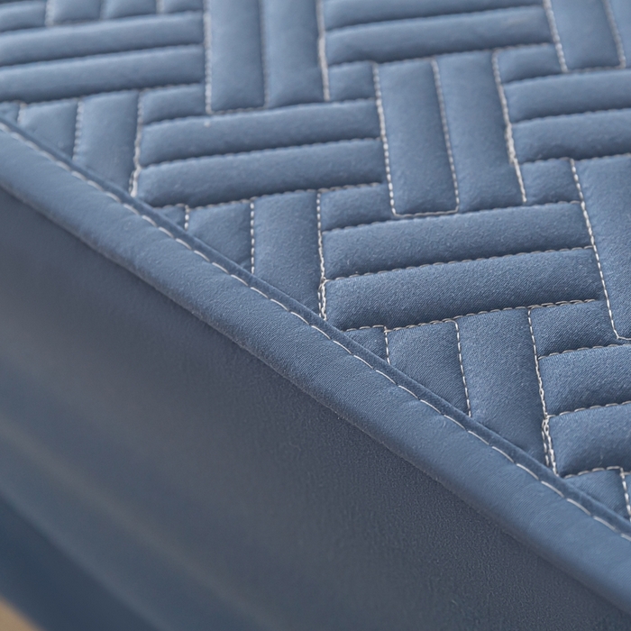 91家纺网 家纺一手货源 找家纺 欧邦 2025新款四季款纯色水洗棉夹棉床笠床垫保护罩-场景一 条格-宝蓝