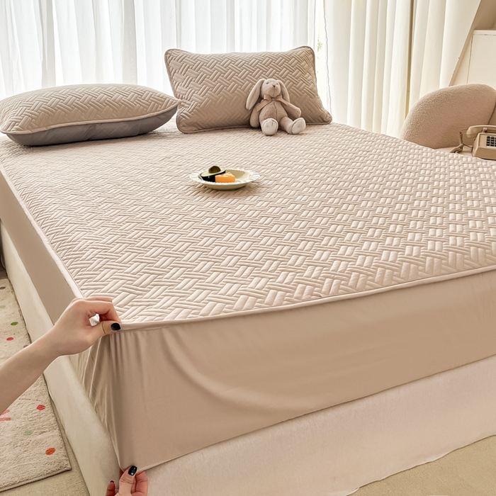 91家纺网 家纺一手货源 找家纺 欧邦 2025新款四季款纯色水洗棉夹棉床笠床垫保护罩-场景二 条格-卡其