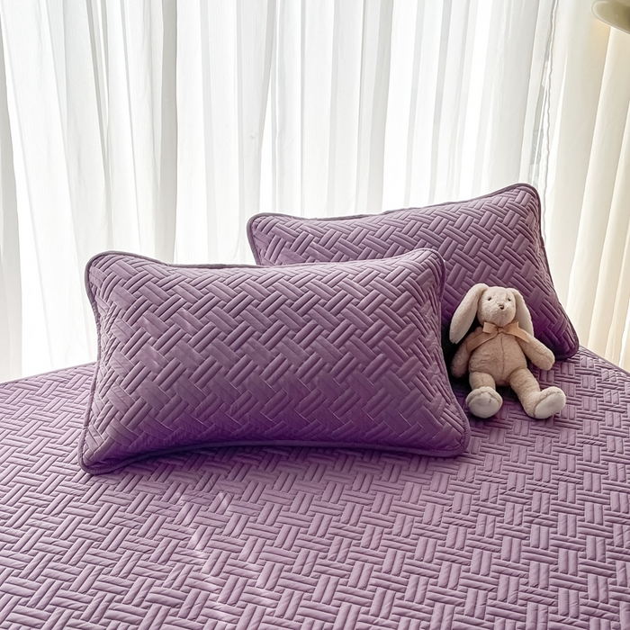 91家纺网 家纺一手货源 找家纺 欧邦 2025新款四季款纯色水洗棉夹棉床笠床垫保护罩-场景二 条格-深紫