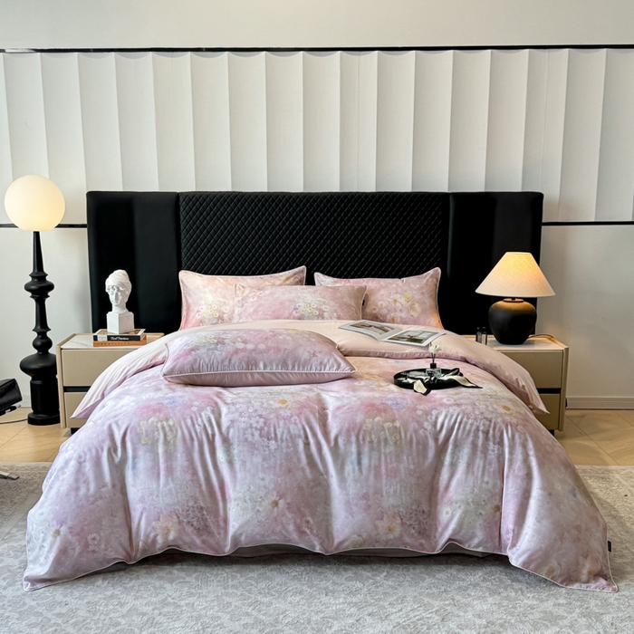 91家纺网 家纺一手货源 找家纺 芊寻家居 2025春夏新款50支莱赛尔天丝贡缎数码印花麻绳款四件套高端礼盒 漫野粉