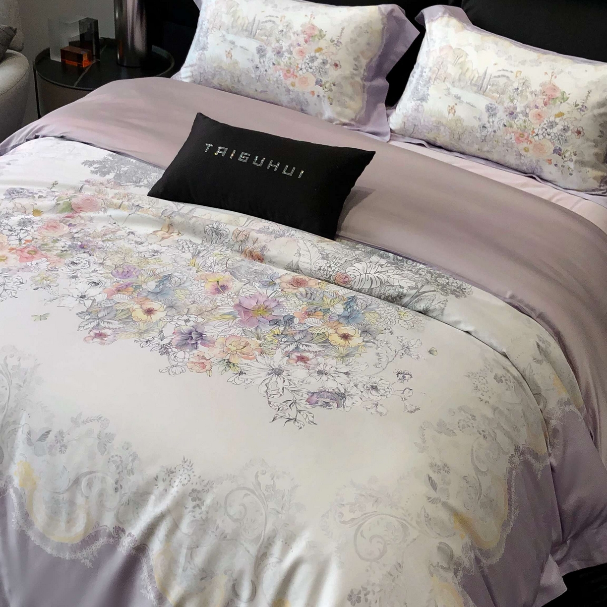 91家纺网 家纺一手货源 找家纺 2025新款高支高密长绒棉大版数码印花双拼系列四件套【券后不低于388】 露西娅-烟紫