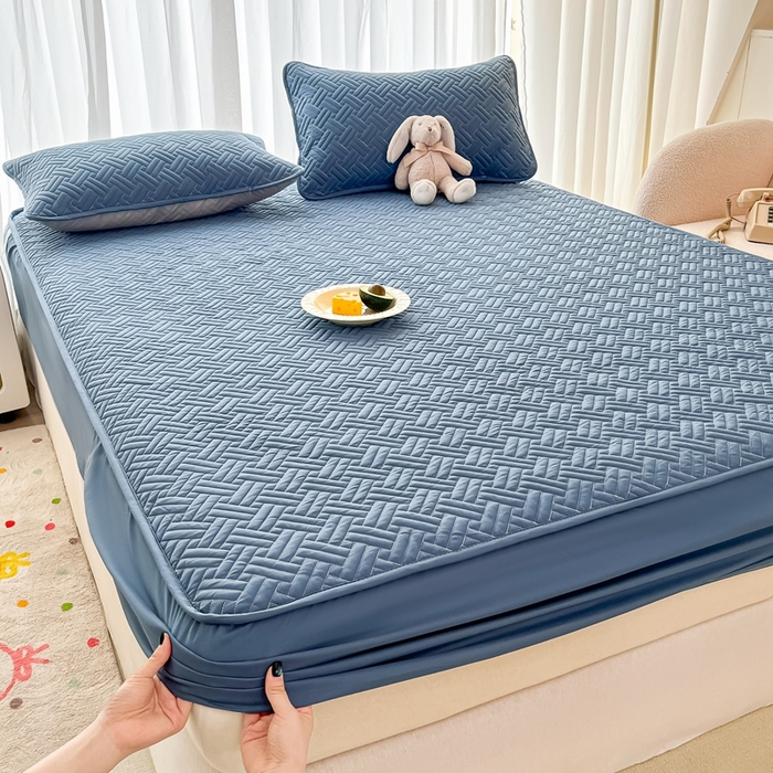 91家纺网 家纺一手货源 找家纺 欧邦 2025新款四季款纯色水洗棉夹棉床笠床垫保护罩-场景二 条格-藏蓝