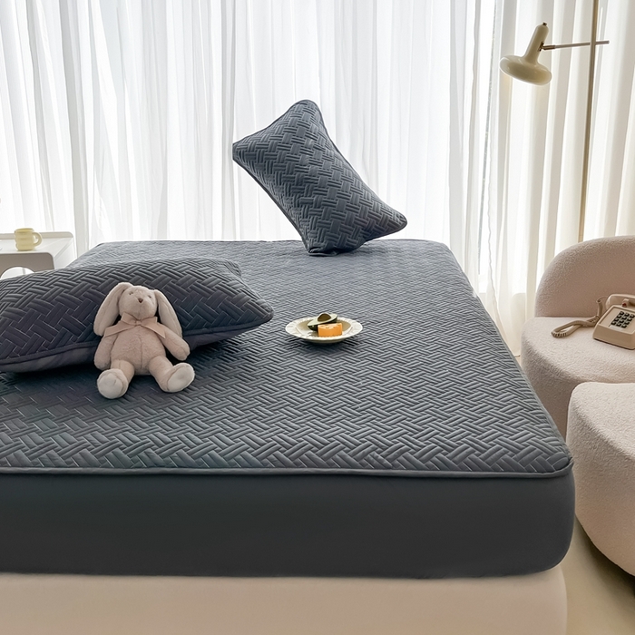 91家纺网 家纺一手货源 找家纺 欧邦 2025新款四季款纯色水洗棉夹棉床笠床垫保护罩-场景二 条格-深灰