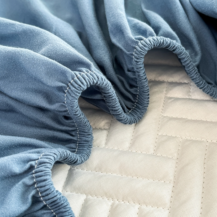 91家纺网 家纺一手货源 找家纺 欧邦 2025新款四季款纯色水洗棉夹棉床笠床垫保护罩-场景二 条格-藏蓝