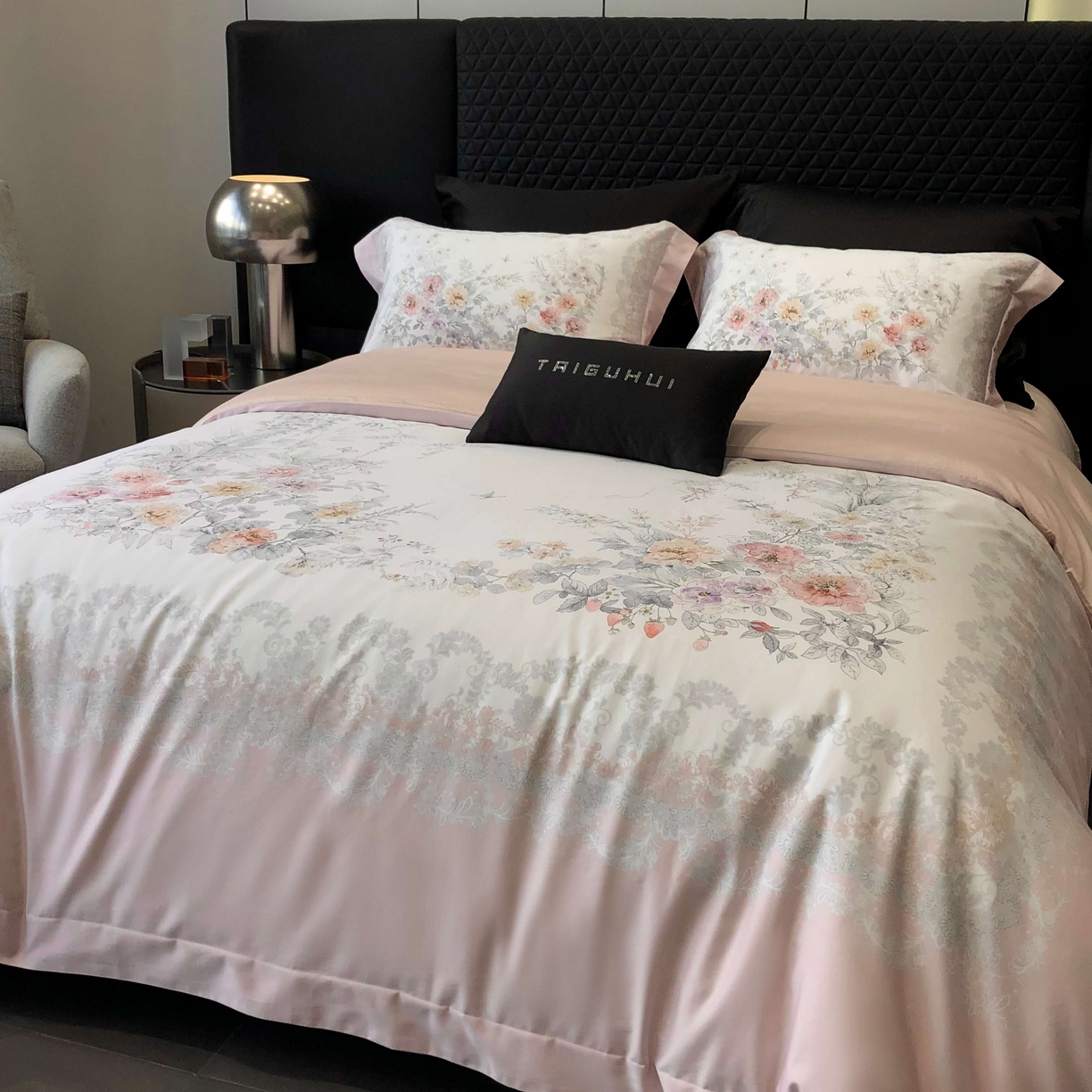 91家纺网 家纺一手货源 找家纺 2025新款高支高密长绒棉大版数码印花双拼系列四件套【券后不低于388】 一路繁花-粉色