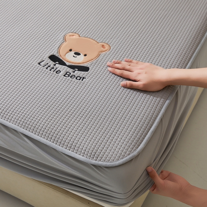 91家纺网 家纺一手货源 找家纺 （总）爱思凯家纺 2025新款【瑞宝熊】PE凉感床笠款冰豆豆软席凉席席子-场景一