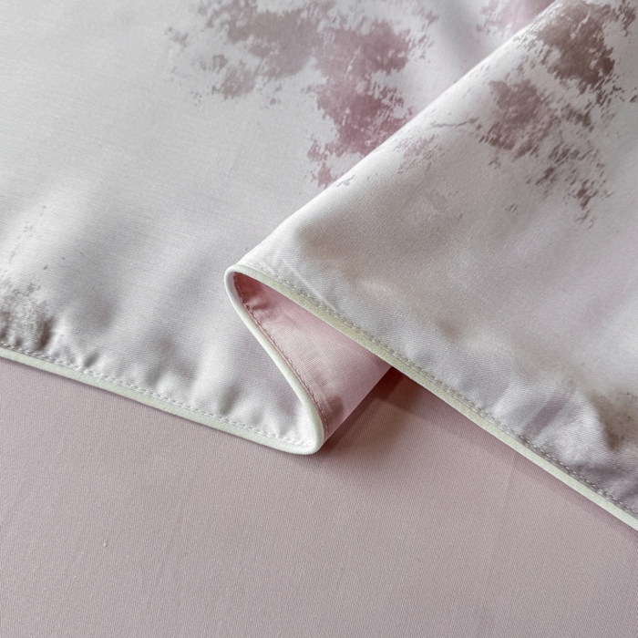 91家纺网 家纺一手货源 找家纺 洺兰家居 2025春夏新款100支莱赛尔天丝贡缎数码印花麻绳款四件套高端礼盒 魅影粉