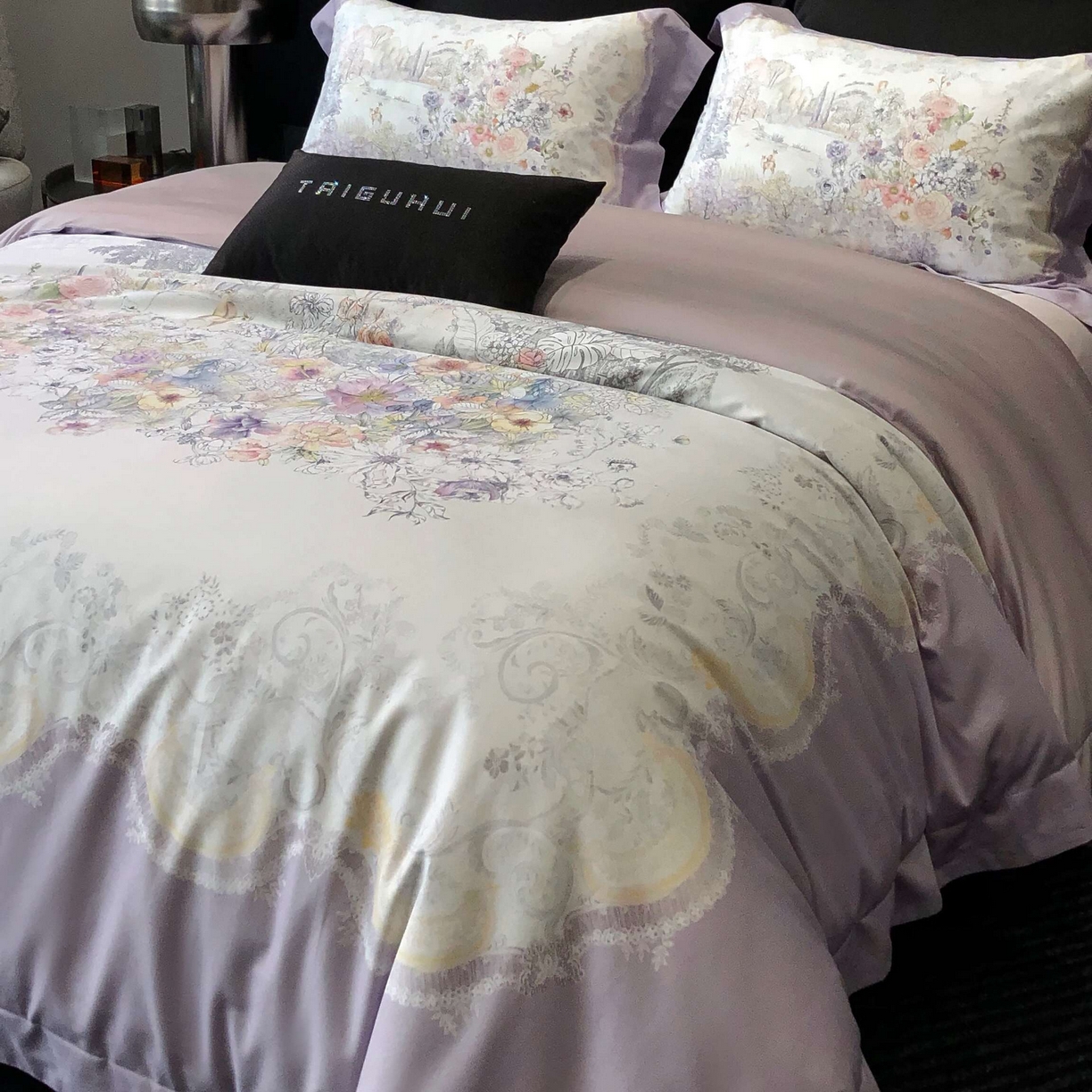 91家纺网 家纺一手货源 找家纺 2025新款高支高密长绒棉大版数码印花双拼系列四件套【券后不低于388】 露西娅-烟紫