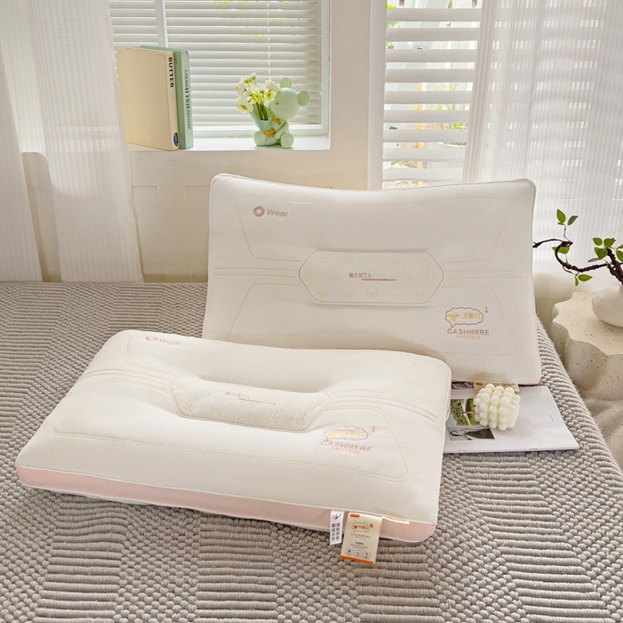 91家纺网 家纺一手货源 找家纺 （总）幸运草 2025新款刺绣羊绒蛋白枕头 成人家用性价比高的枕芯