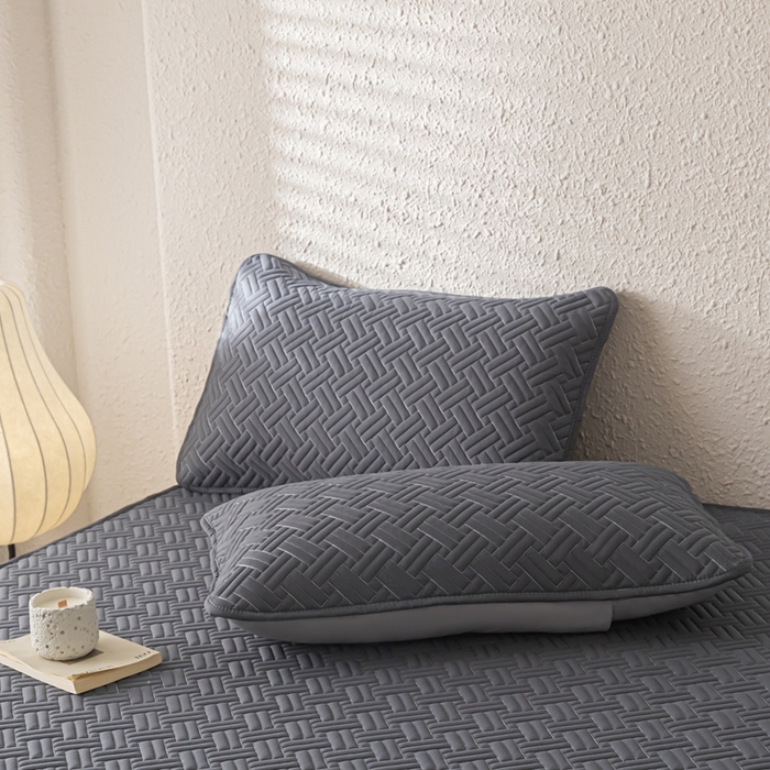 91家纺网 家纺一手货源 找家纺 欧邦 2025新款四季款纯色水洗棉夹棉床笠床垫保护罩-场景一 条格-深灰