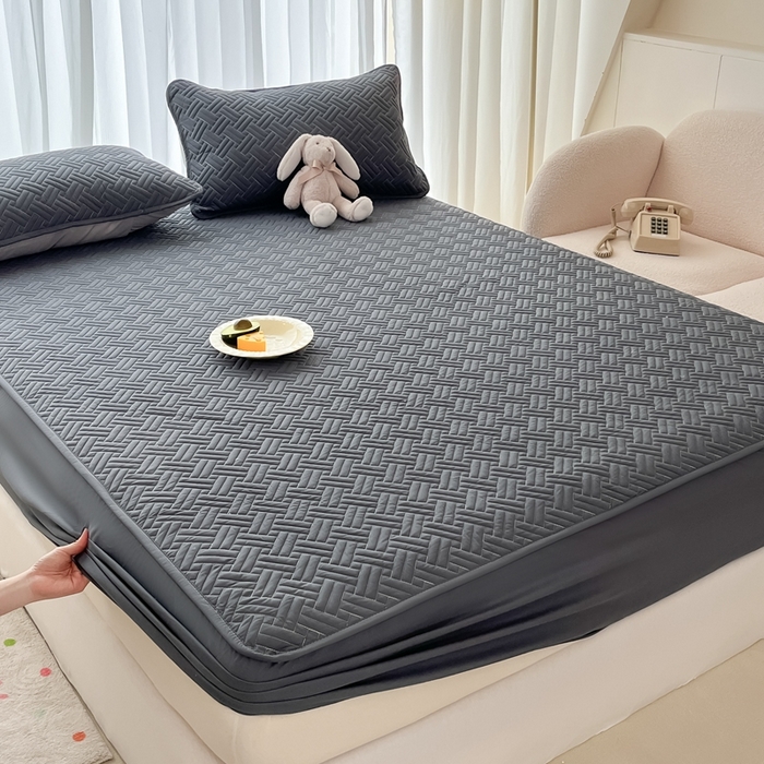 91家纺网 家纺一手货源 找家纺 欧邦 2025新款四季款纯色水洗棉夹棉床笠床垫保护罩-场景二 条格-深灰