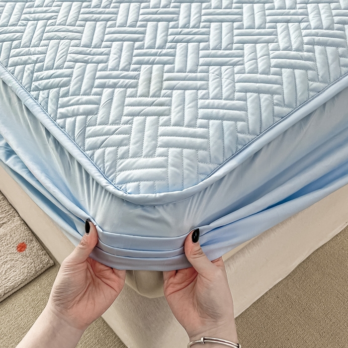 91家纺网 家纺一手货源 找家纺 欧邦 2025新款四季款纯色水洗棉夹棉床笠床垫保护罩-场景二 条格-天蓝