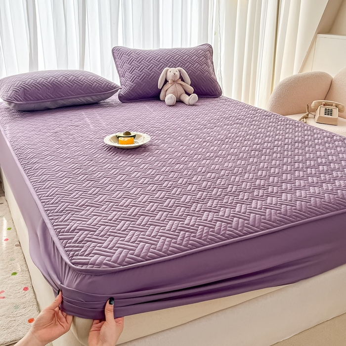 91家纺网 家纺一手货源 找家纺 欧邦 2025新款四季款纯色水洗棉夹棉床笠床垫保护罩-场景二 条格-深紫