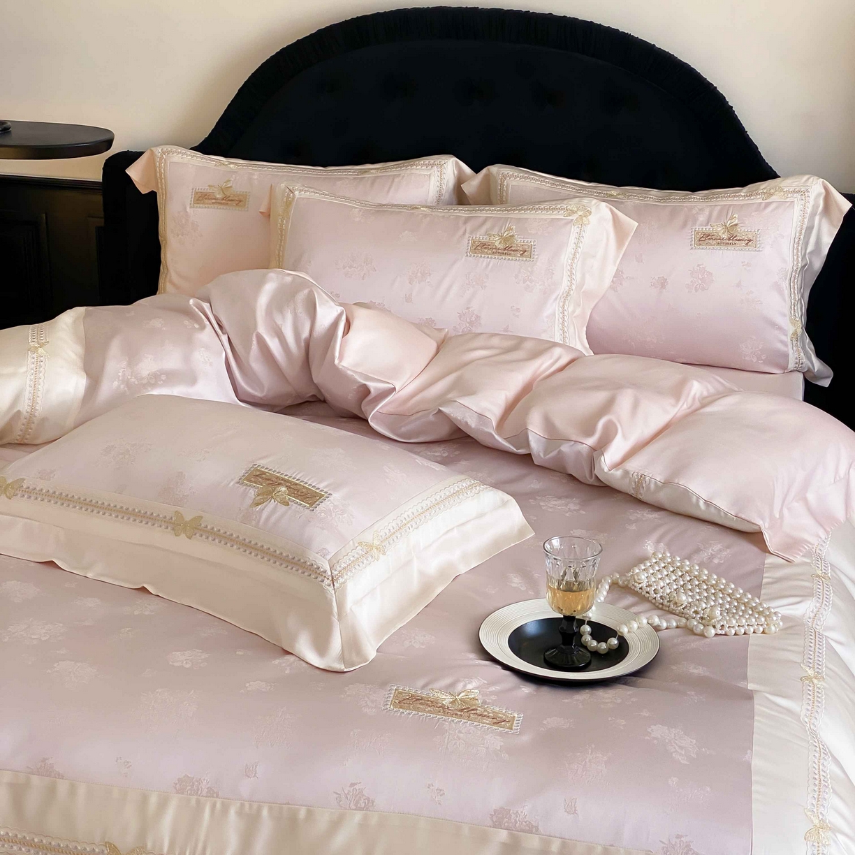 91家纺网 家纺一手货源 找家纺 太古汇家居 2025新款兰精天丝高精密提花-绣花“花间蝶影”系列  花间蝶影-粉色