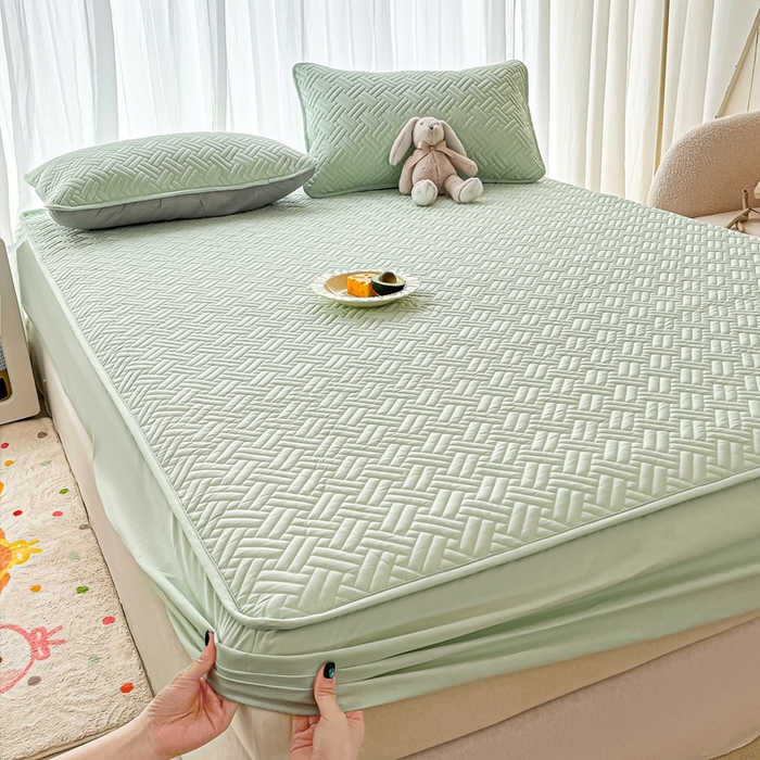 91家纺网 家纺一手货源 找家纺 欧邦 2025新款四季款纯色水洗棉夹棉床笠床垫保护罩-场景二 条格-浅绿
