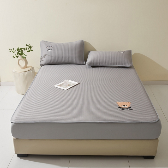 91家纺网 家纺一手货源 找家纺 （总）爱思凯家纺 2025新款【瑞宝熊】PE凉感床笠款冰豆豆软席凉席席子-场景一