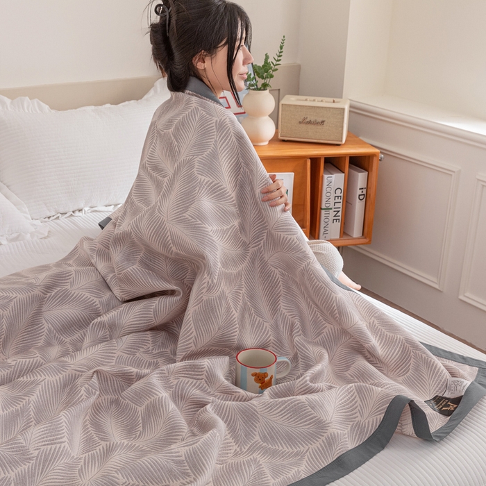 91家纺网 家纺一手货源 找家纺 2025新款A类纯棉针织三层纱提花多功能毯 灰色-暗香