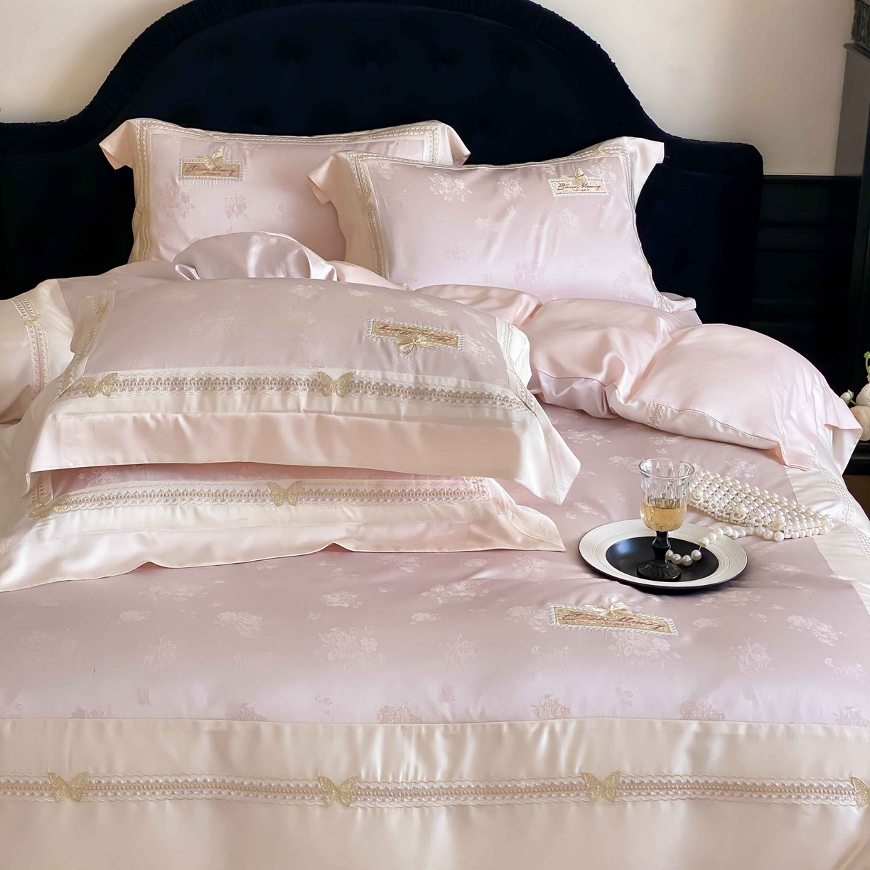 91家纺网 家纺一手货源 找家纺 太古汇家居 2025新款兰精天丝高精密提花-绣花“花间蝶影”系列  花间蝶影-粉色