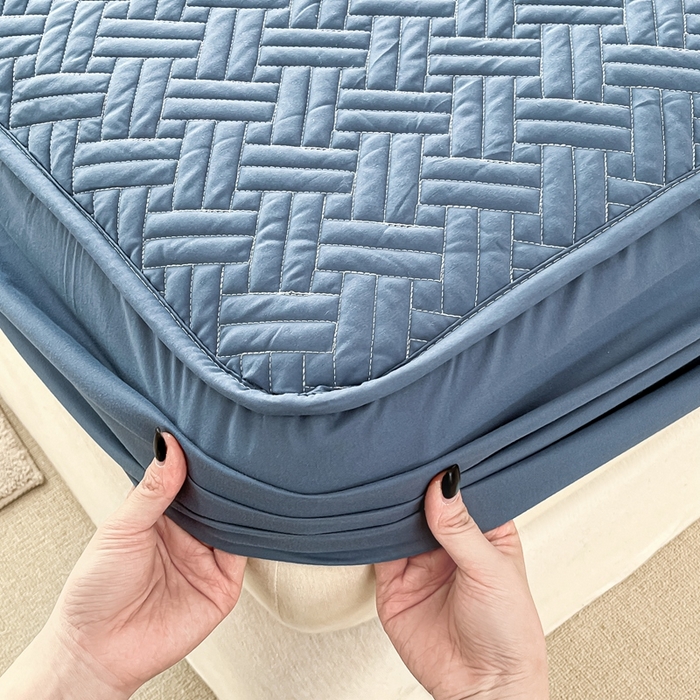 91家纺网 家纺一手货源 找家纺 欧邦 2025新款四季款纯色水洗棉夹棉床笠床垫保护罩-场景二 条格-藏蓝