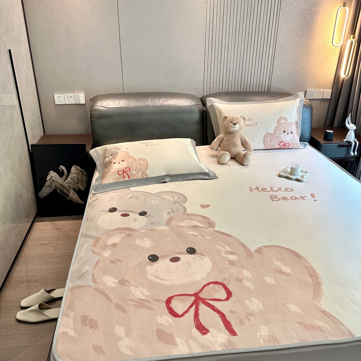 91家纺网 家纺一手货源 找家纺 JUICY 橘滋家纺 2025新款夏日高端轻奢数码冰丝奢简高级凉席床笠 大眼熊仔