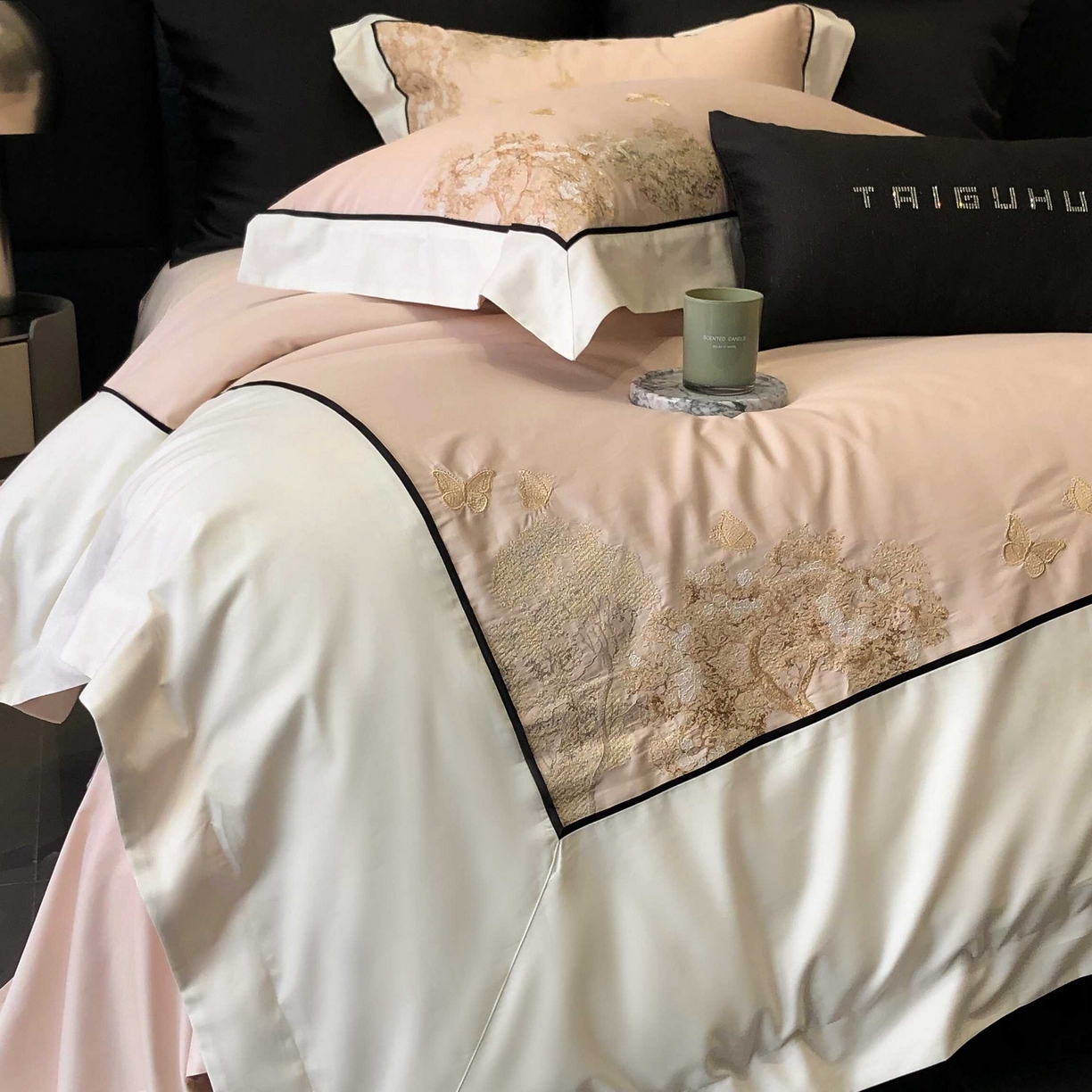 91家纺网 家纺一手货源 找家纺 太古汇家居 2025年长绒棉高定绣花四件套-“春日来信”系列 春日来信-冰梅粉