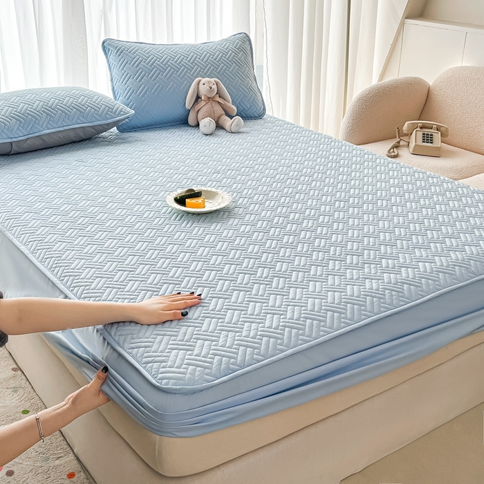 91家纺网 家纺一手货源 找家纺 欧邦 2025新款四季款纯色水洗棉夹棉床笠床垫保护罩-场景二 条格-天蓝