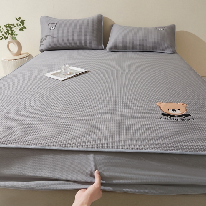 91家纺网 家纺一手货源 找家纺 （总）爱思凯家纺 2025新款【瑞宝熊】PE凉感床笠款冰豆豆软席凉席席子-场景一