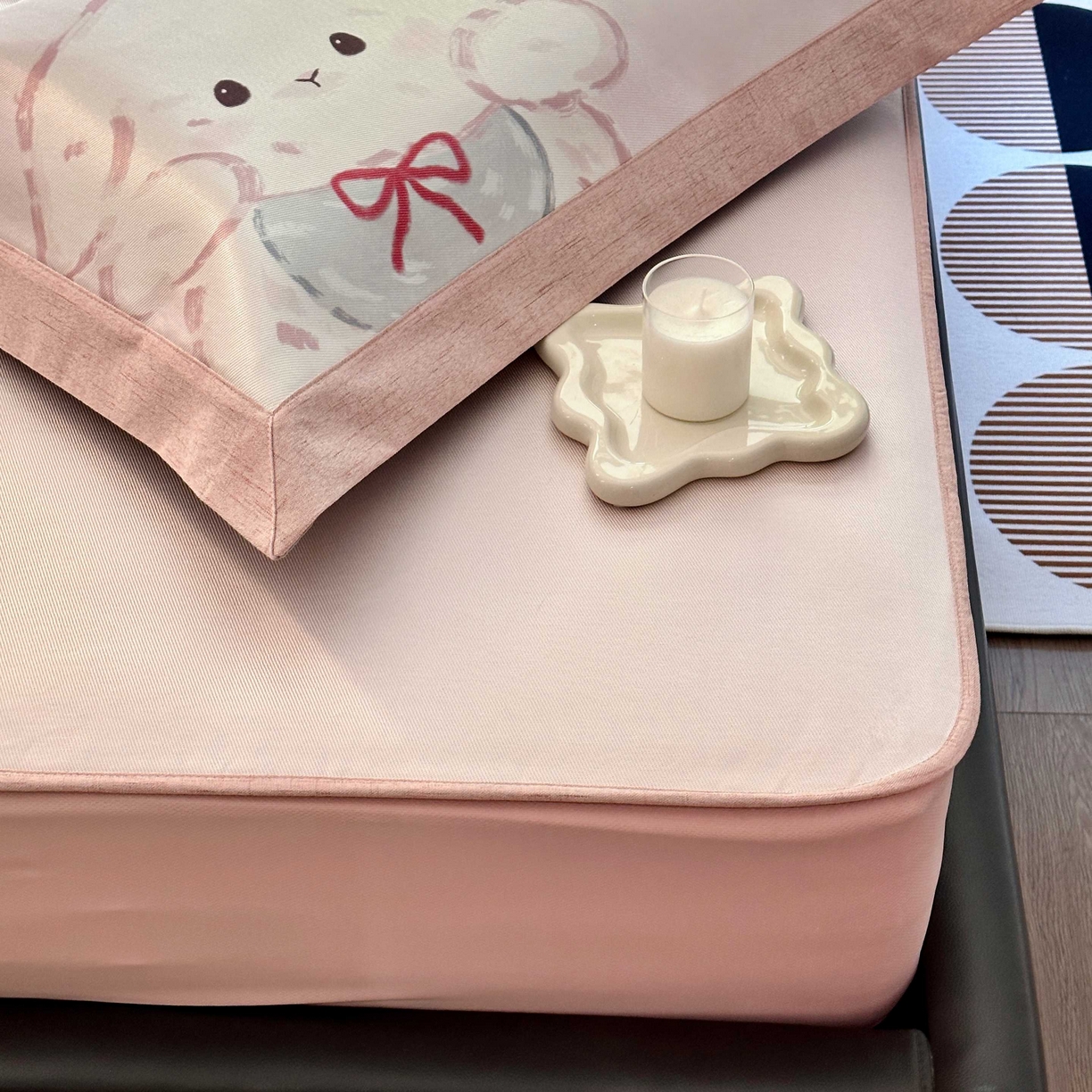 91家纺网 家纺一手货源 找家纺 JUICY 橘滋家纺 2025新款夏日高端轻奢数码冰丝奢简高级凉席床笠 叠叠乐园