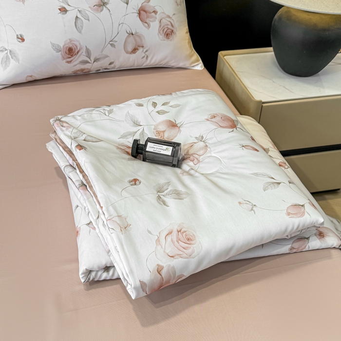 91家纺网 家纺一手货源 找家纺 洺兰家居 2025春夏新款100支莱赛尔天丝贡缎数码印花麻绳款四件套高端礼盒 花意盈香粉