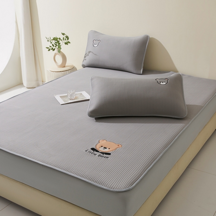 91家纺网 家纺一手货源 找家纺 （总）爱思凯家纺 2025新款【瑞宝熊】PE凉感床笠款冰豆豆软席凉席席子-场景一