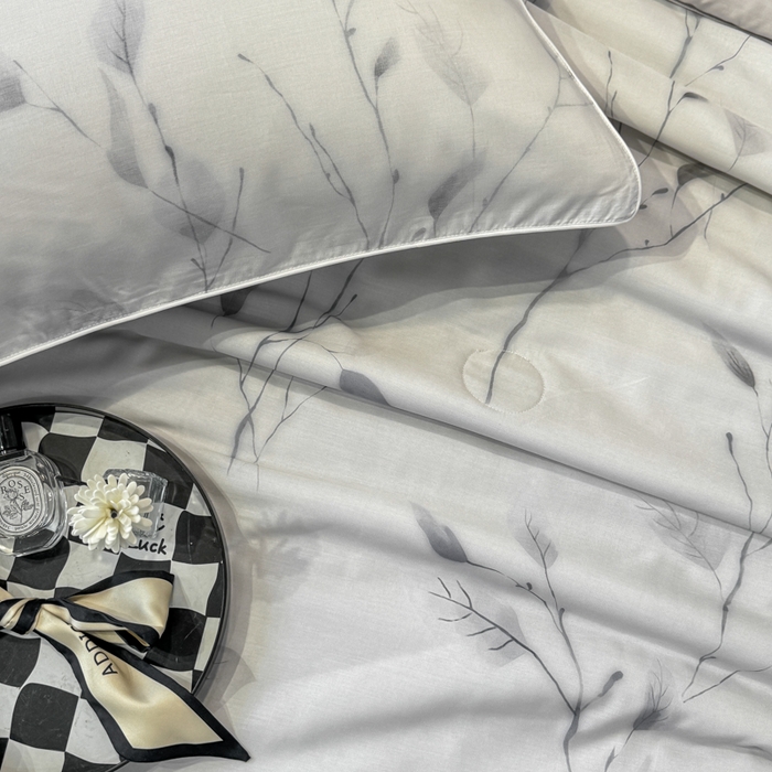 91家纺网 家纺一手货源 找家纺 芊寻家居 2025春夏新款50支莱赛尔天丝贡缎数码印花麻绳款四件套高端礼盒 静谧灰