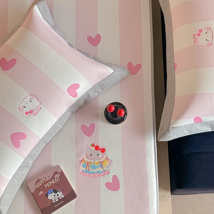 91家纺网 家纺一手货源 找家纺 Sweet dreams甜梦 2025新款母婴级7A抗菌养生冰藤席席子凉席-影棚2床笠款 蛋糕猫猫