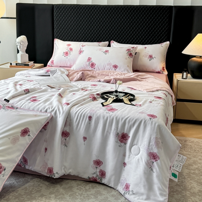 91家纺网 家纺一手货源 找家纺 芊寻家居 2025春夏新款50支莱赛尔天丝贡缎数码印花麻绳款四件套高端礼盒 玫瑰雅韵