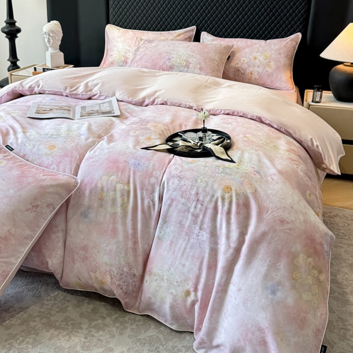 91家纺网 家纺一手货源 找家纺 芊寻家居 2025春夏新款50支莱赛尔天丝贡缎数码印花麻绳款四件套高端礼盒 漫野粉