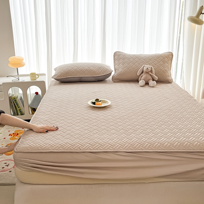 91家纺网 家纺一手货源 找家纺 欧邦 2025新款四季款纯色水洗棉夹棉床笠床垫保护罩-场景二 条格-卡其