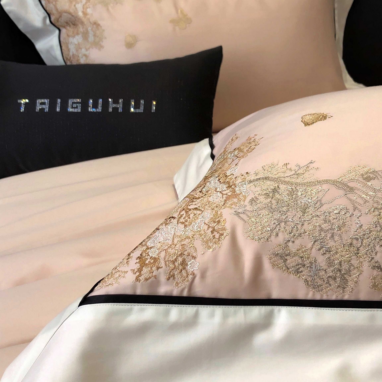 91家纺网 家纺一手货源 找家纺 太古汇家居 2025年长绒棉高定绣花四件套-“春日来信”系列 春日来信-冰梅粉