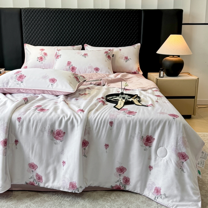 91家纺网 家纺一手货源 找家纺 芊寻家居 2025春夏新款50支莱赛尔天丝贡缎数码印花麻绳款四件套高端礼盒 玫瑰雅韵