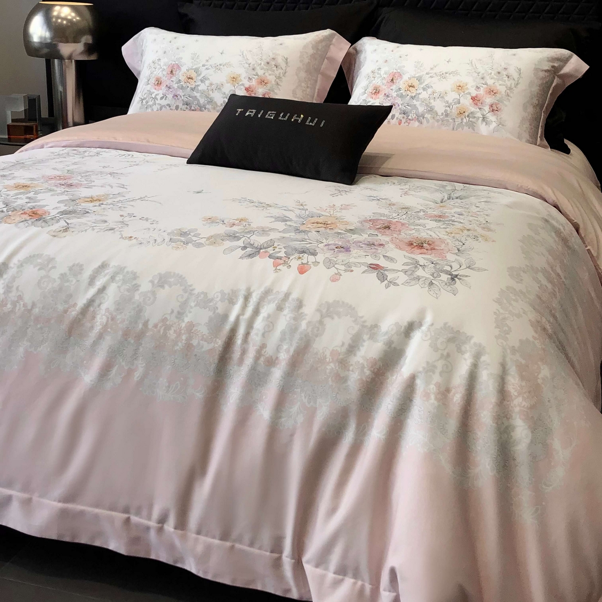 91家纺网 家纺一手货源 找家纺 2025新款高支高密长绒棉大版数码印花双拼系列四件套【券后不低于388】 一路繁花-粉色