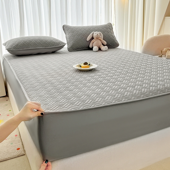 91家纺网 家纺一手货源 找家纺 欧邦 2025新款四季款纯色水洗棉夹棉床笠床垫保护罩-场景二 条格-浅灰