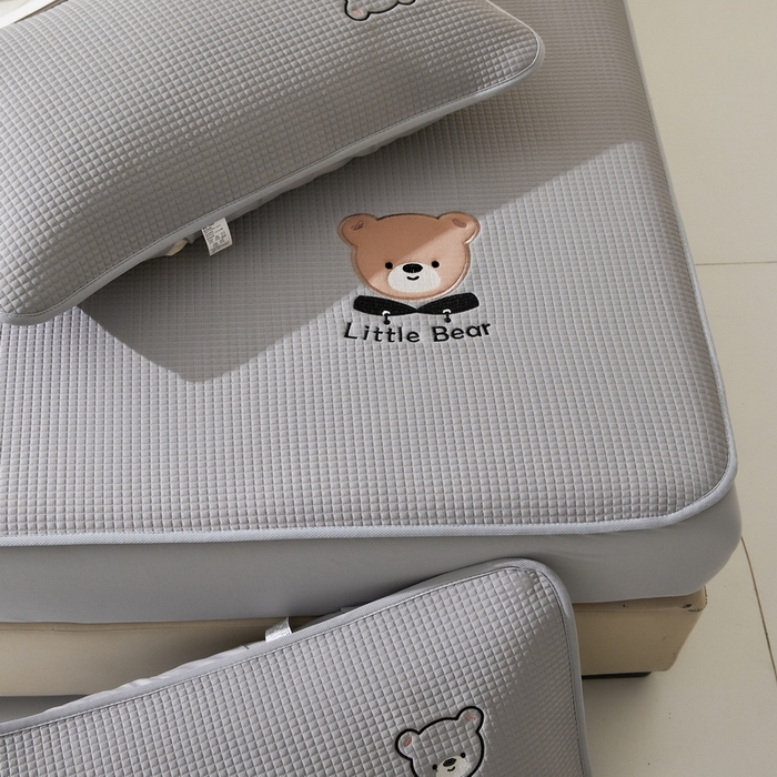 91家纺网 家纺一手货源 找家纺 （总）爱思凯家纺 2025新款【瑞宝熊】PE凉感床笠款冰豆豆软席凉席席子-场景一