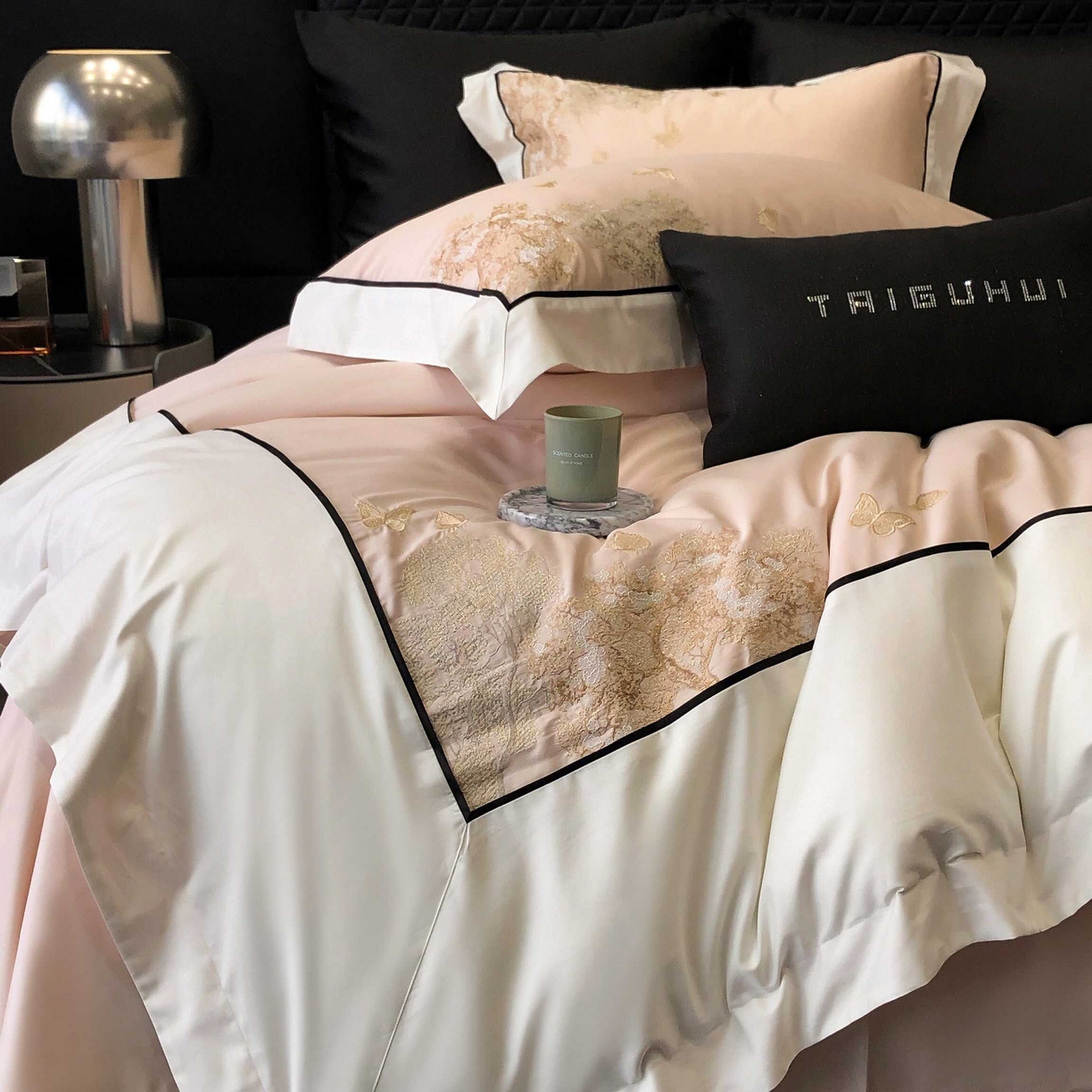 91家纺网 家纺一手货源 找家纺 太古汇家居 2025年长绒棉高定绣花四件套-“春日来信”系列 春日来信-冰梅粉