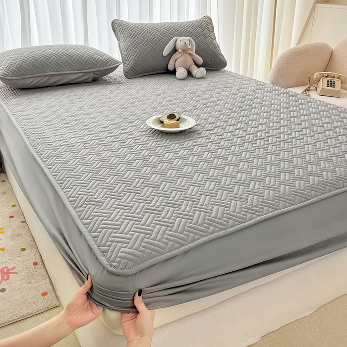 91家纺网 家纺一手货源 找家纺 欧邦 2025新款四季款纯色水洗棉夹棉床笠床垫保护罩-场景二 条格-浅灰