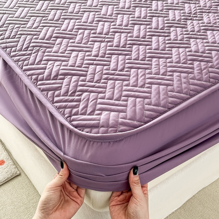 91家纺网 家纺一手货源 找家纺 欧邦 2025新款四季款纯色水洗棉夹棉床笠床垫保护罩-场景二 条格-深紫