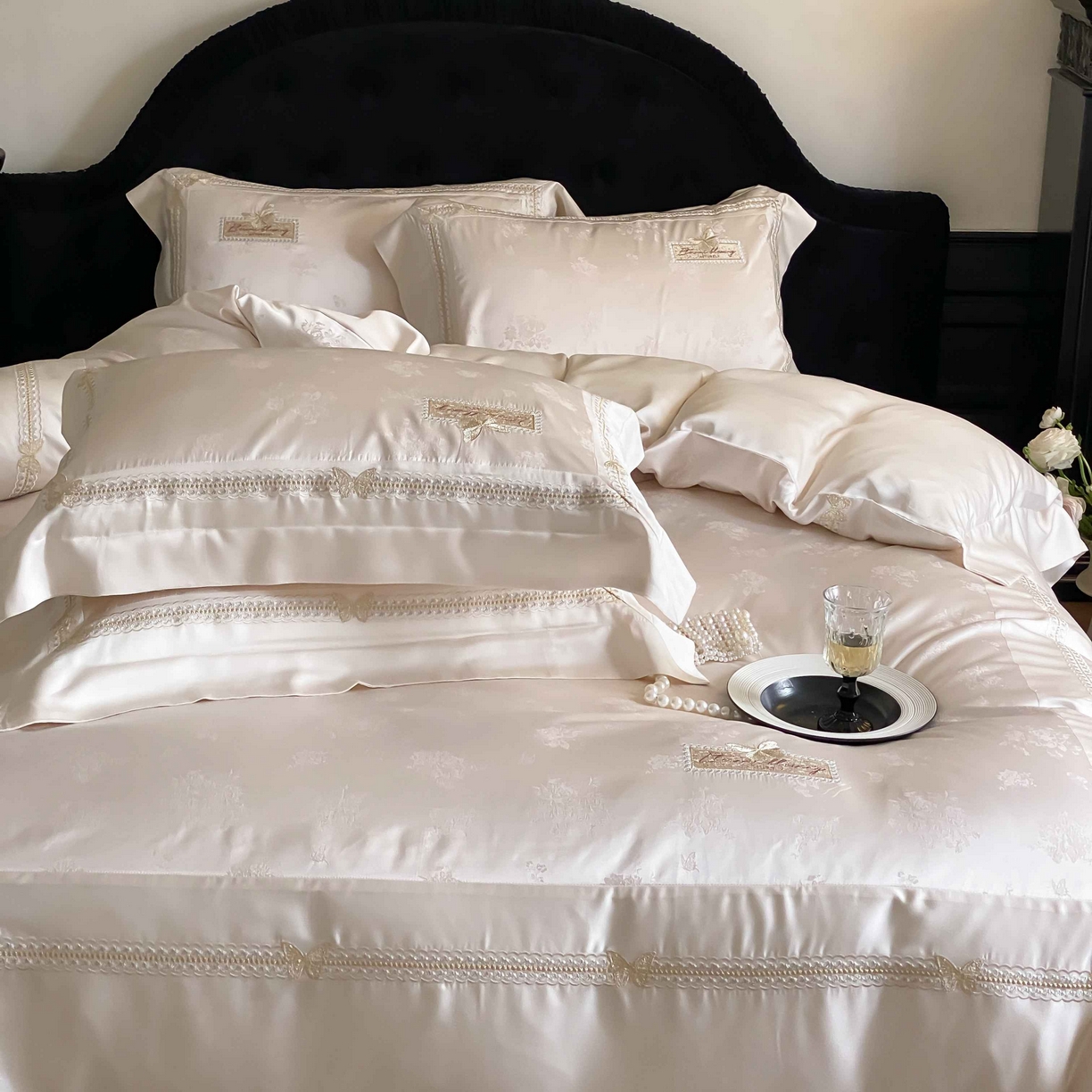 91家纺网 家纺一手货源 找家纺 太古汇家居 2025新款兰精天丝高精密提花-绣花“花间蝶影”系列  花间蝶影-香槟