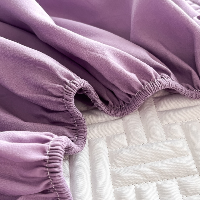 91家纺网 家纺一手货源 找家纺 欧邦 2025新款四季款纯色水洗棉夹棉床笠床垫保护罩-场景二 条格-深紫