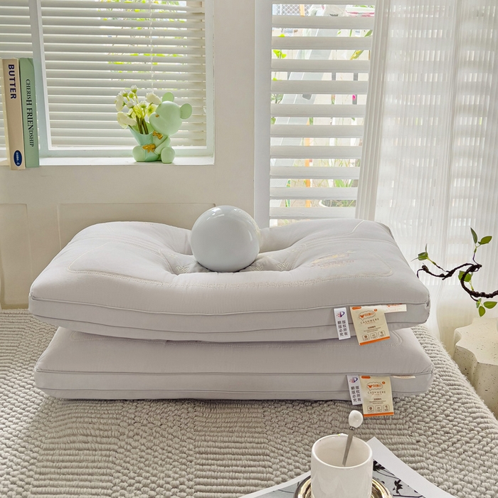 91家纺网 家纺一手货源 找家纺 （总）幸运草 2025新款刺绣羊绒蛋白枕头 成人家用性价比高的枕芯